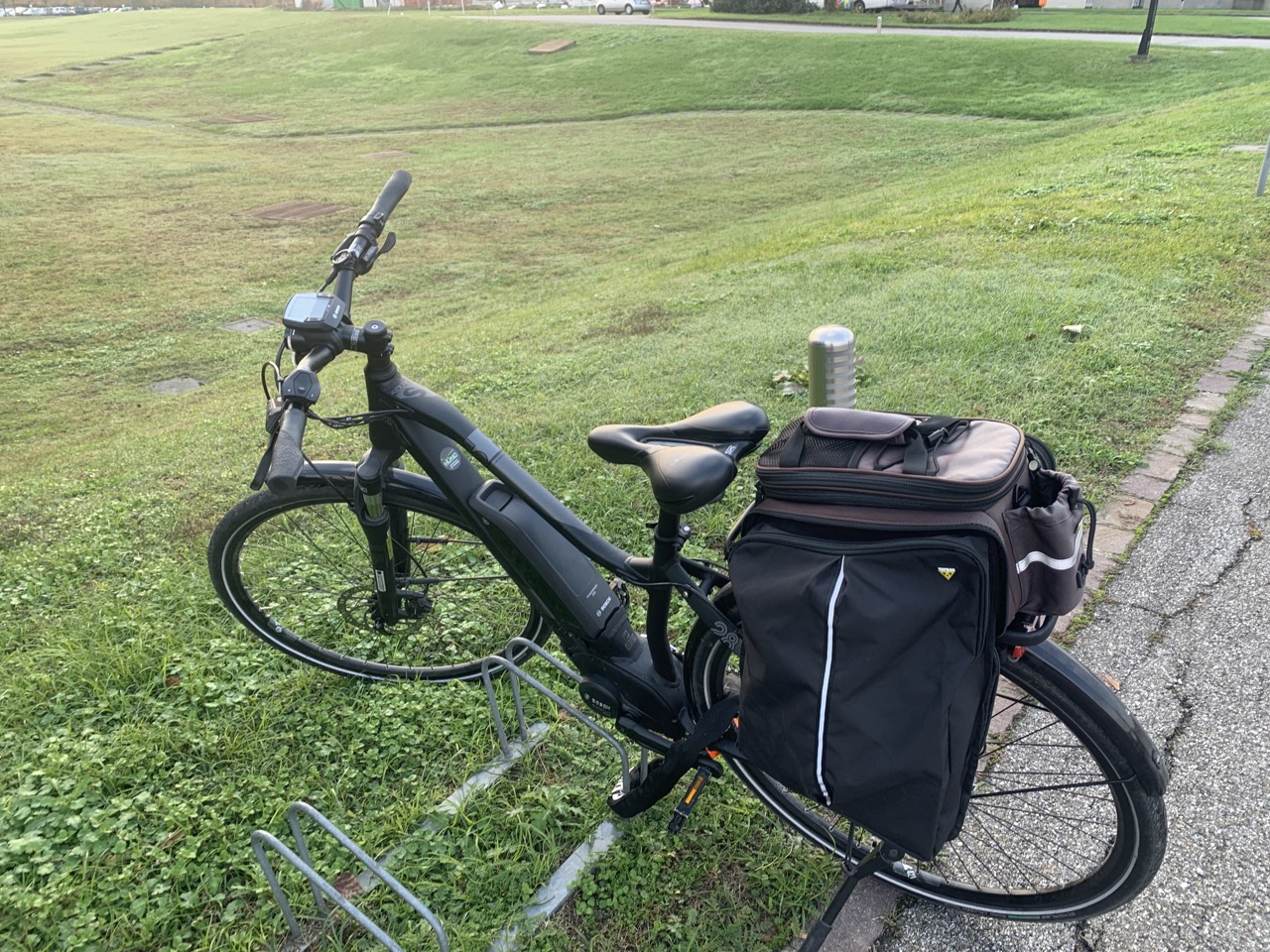 uma ebike de trekking e uma bicicleta para o trabalho